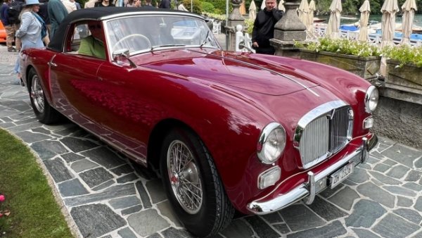 През 1935 г. френско-италианският бизнесмен Антонио Лаго поема френския производител на автомобили Talbot и го преименува на Talbot-Lago. От самото си създаване се откроява като спортно ориентирана марка, даваща живот на особено очарователни автомобили от естетическа гледна точка. T26 Grand Sport е прототипът на великолепен кабриолет, представен на автомобилното изложение в Париж през 1953 г. Оригинално е със сребърна боя, но през 1980 година е пребоядисан в бордо.
